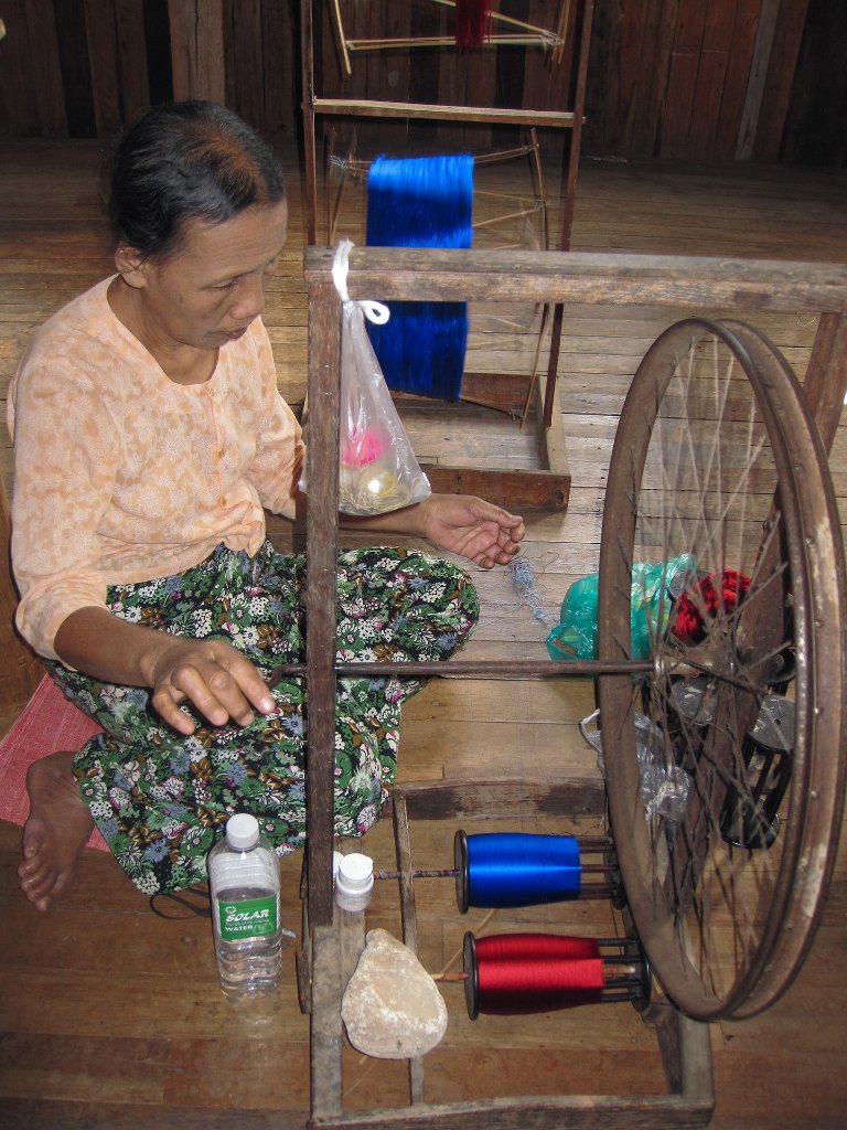 46-The spinning of the thread, a single thread has one color.jpg -                                